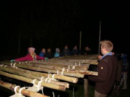 Spejdere bygger spisebord med rafter