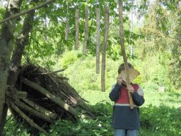 Spejdere bygger hule i skoven