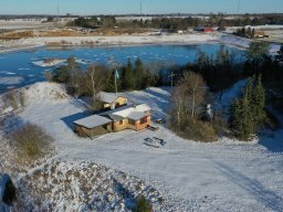 Laurentiushytten fra luften i snelandskab